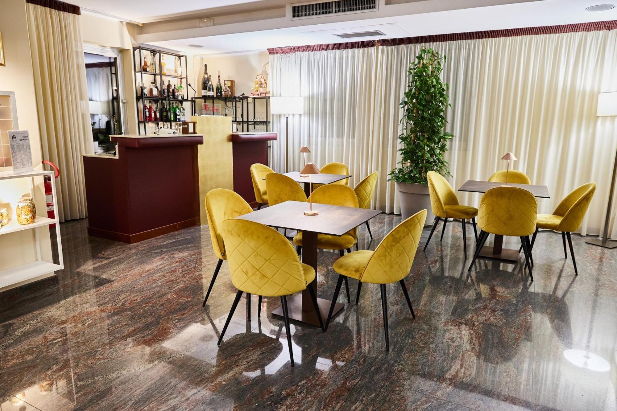 Appia Antica Hotel Corato Bagian luar foto