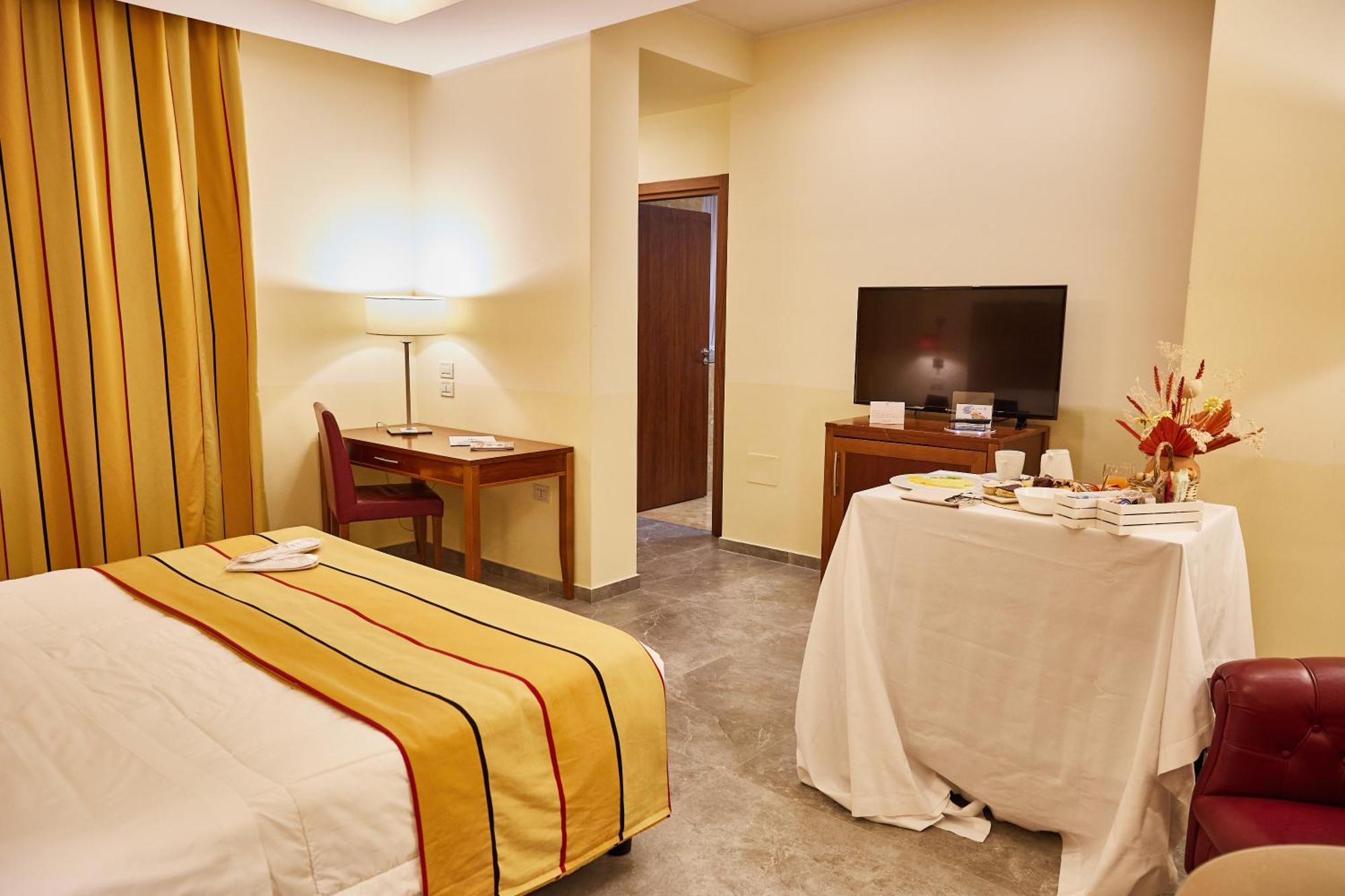 Appia Antica Hotel Corato Bagian luar foto